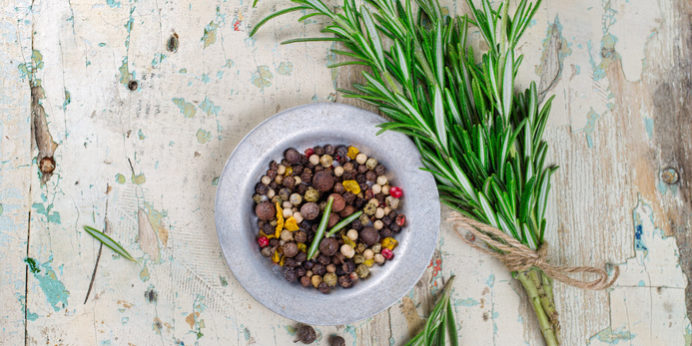 Bitter in Rosmarin und Gewürzen