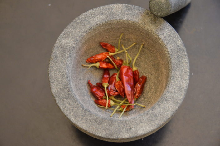 Chili_Mörser Stärkung der Abwehrkräfte, Scharfe Lebensmittel, Mörser mit Chili