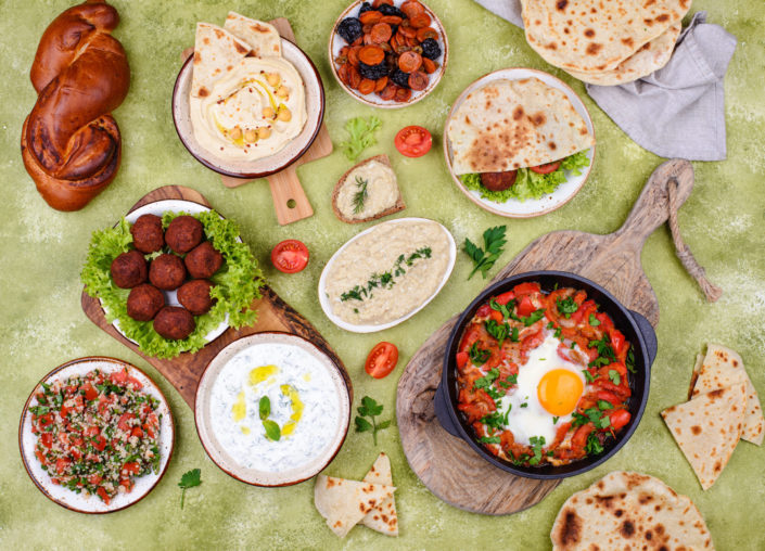 Traditional Jewish, Israeli and middle Eastern food Frühstück mit Mezze, 5- Elemente Brunch